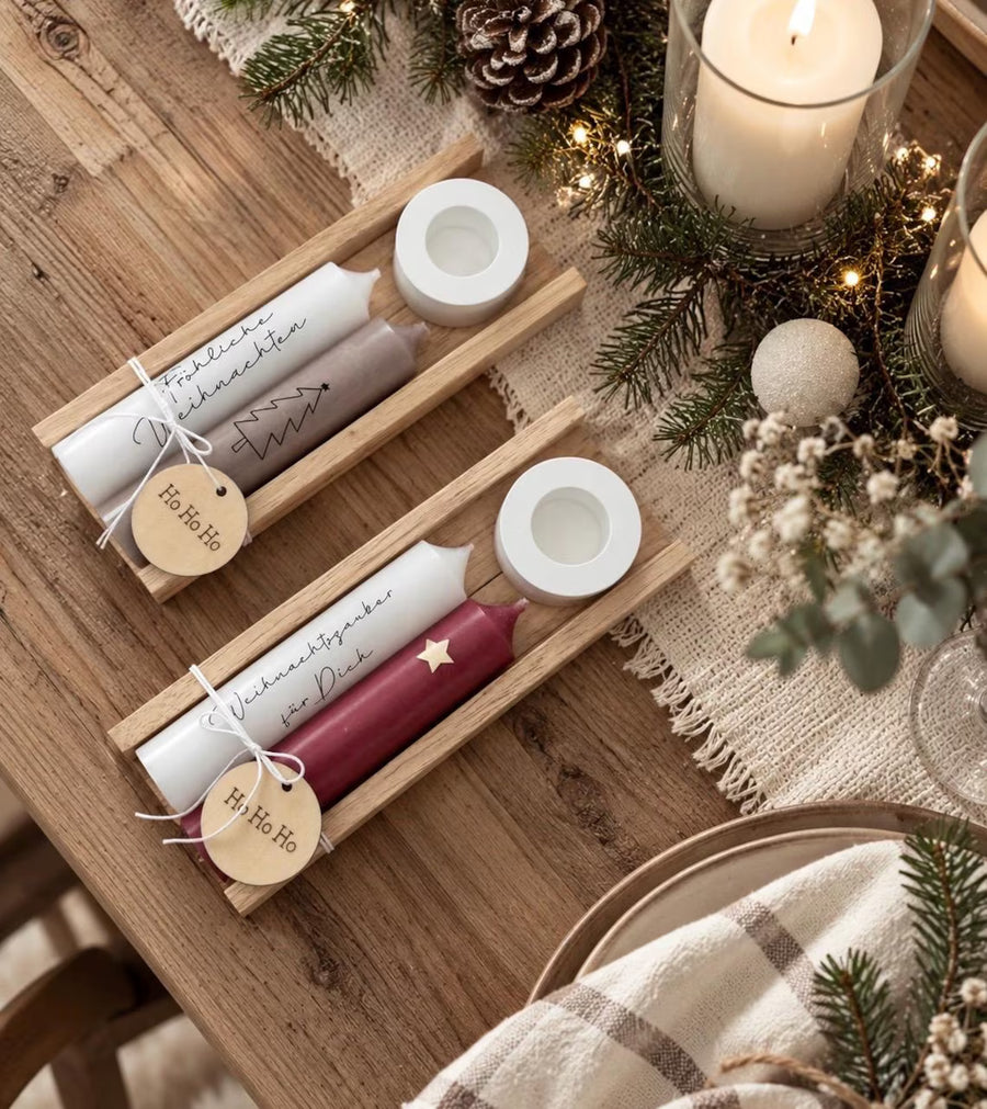 Weihnachtskerzenset mit zwei Kerzen, Holztablett und rundem Kerzenhalter